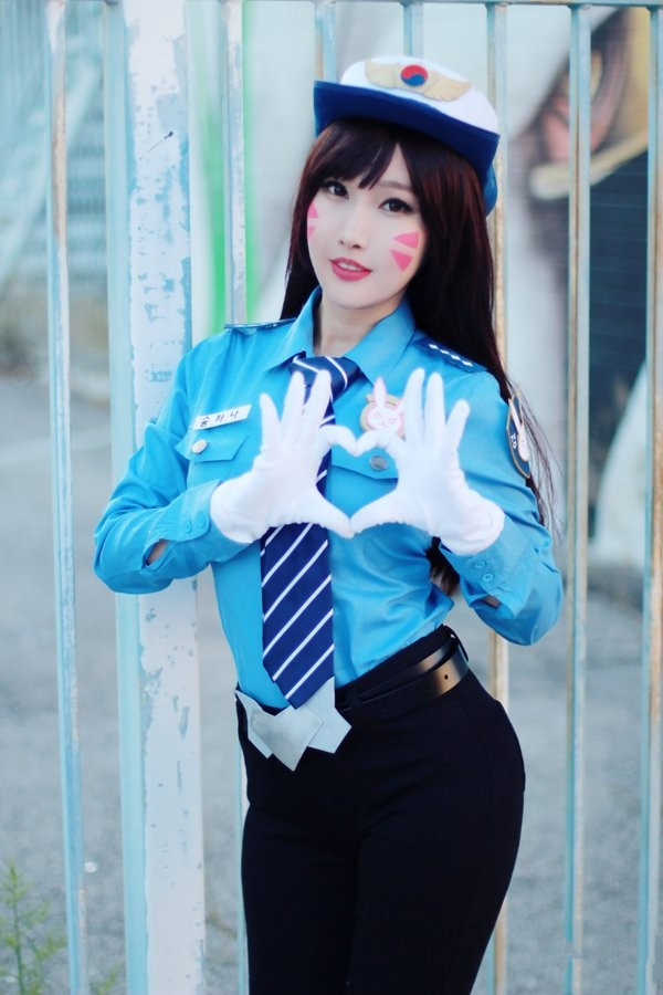 美国小姐姐RinnieRiot给大家带来的D.VA女警COS