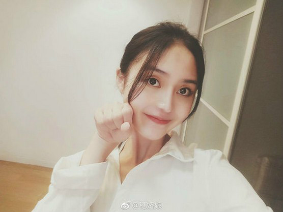 刘杀鸡直播间的李浪婷美照